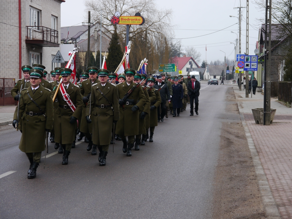 Poczty sztandarowe, przemarsz i spektakl podczas obchodów z okazji rocznicy wywózek na Sybir