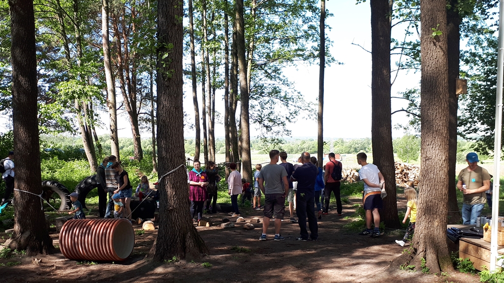 Dzieci z leśnego przedszkola posprzątały las