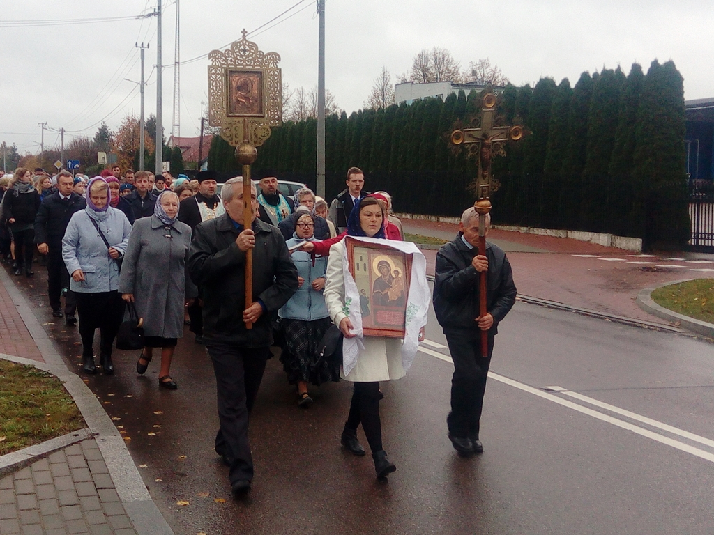 Mieszkańcy przywitali nowego biskupa – ulicami Hajnówki przeszła prawosławna procesja