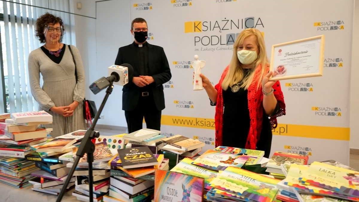 Ponad 300 książek przekazała Książnica Podlaska podopiecznym Caritas Archidiecezji Białostockiej