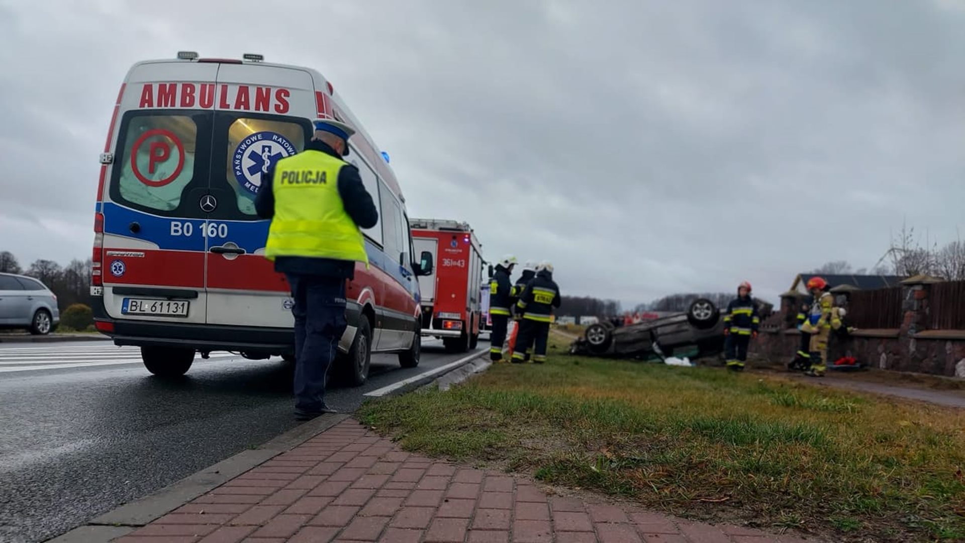 Między Łomżą a Ostrołęką dachował samochód osobowy - jedna osoba ranna