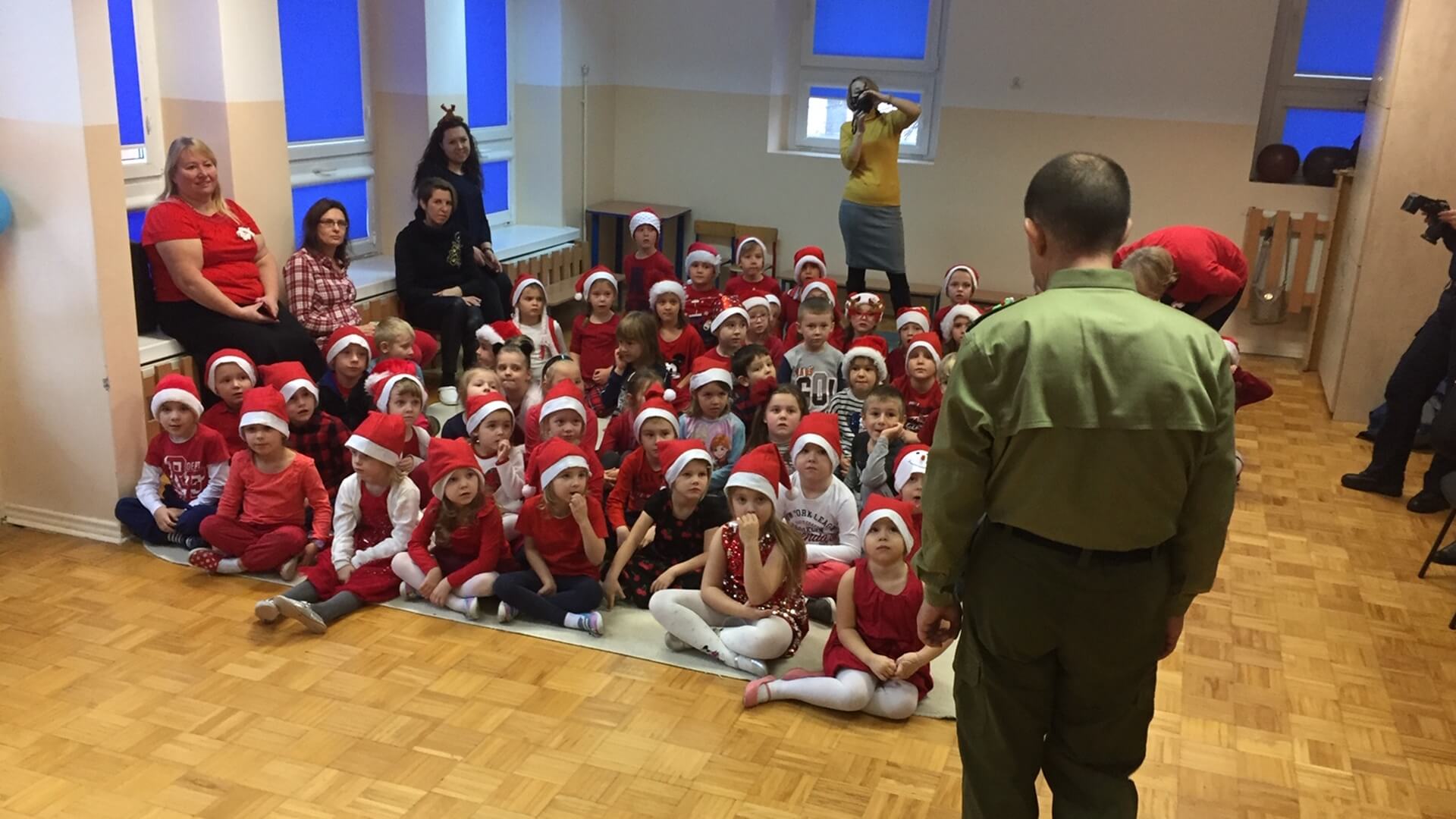 Słodycze, książki i zabawki trafiły do Przedszkola Tęczowego przy ul. Podleśnej w Białymstoku