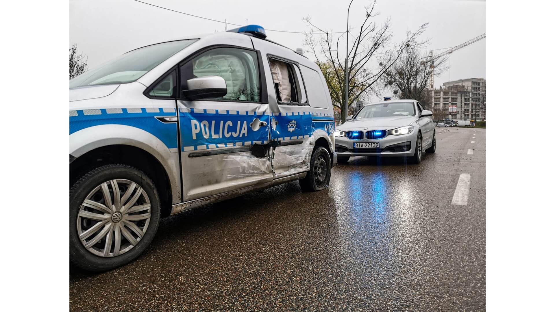 Wypadek w centrum Białegostoku - policjant i strażnik miejski trafili do szpitala