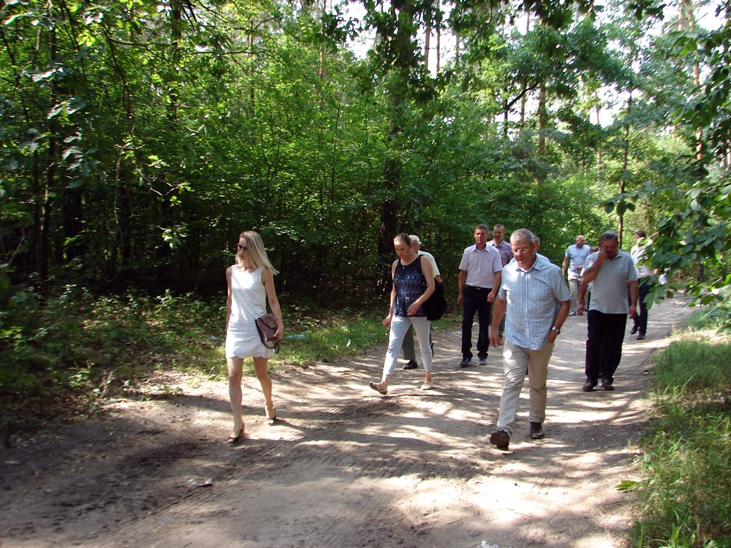 Rolnik z gminy Sokoły nie zgadza się na przebudowę drogi kosztem jego lasu