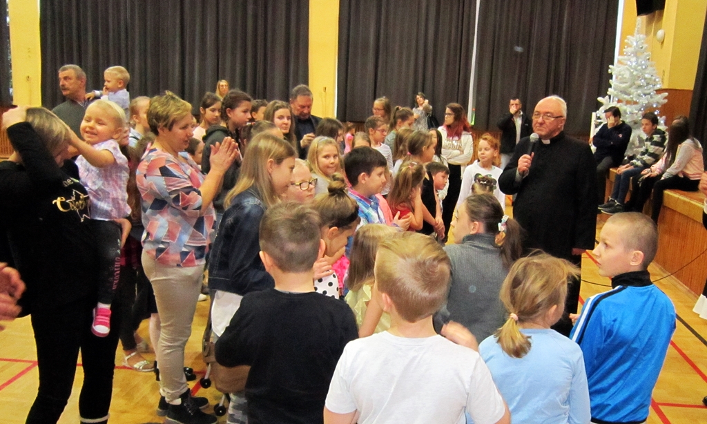 200 paczek dla dzieci z ubogich rodzin - choinka w parafii św. Kazimierza Królewicza