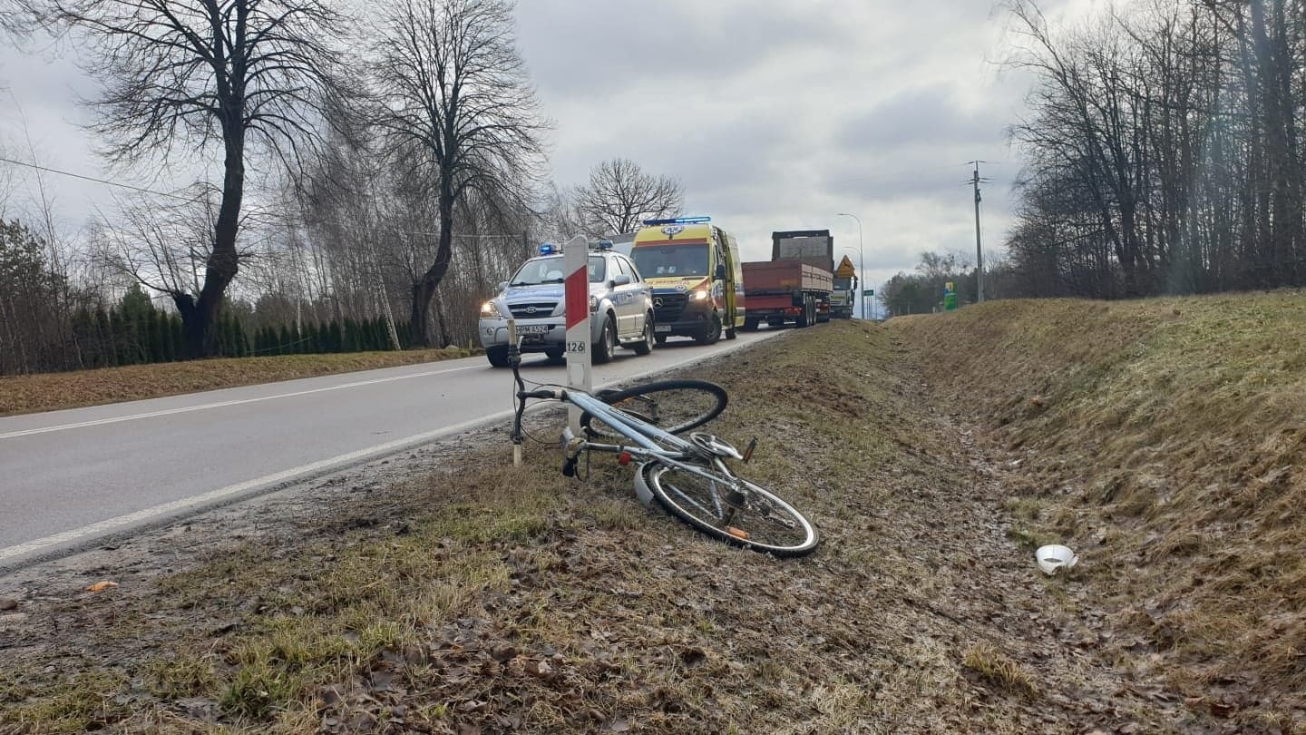 Wypadek między Knyszynem a Mońkami. Rowerzysta trafił do szpitala