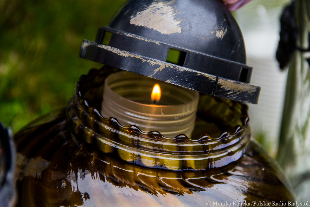 Sprzątamy groby, składamy kwiaty, zapalamy znicze - koniec października to czas refleksji