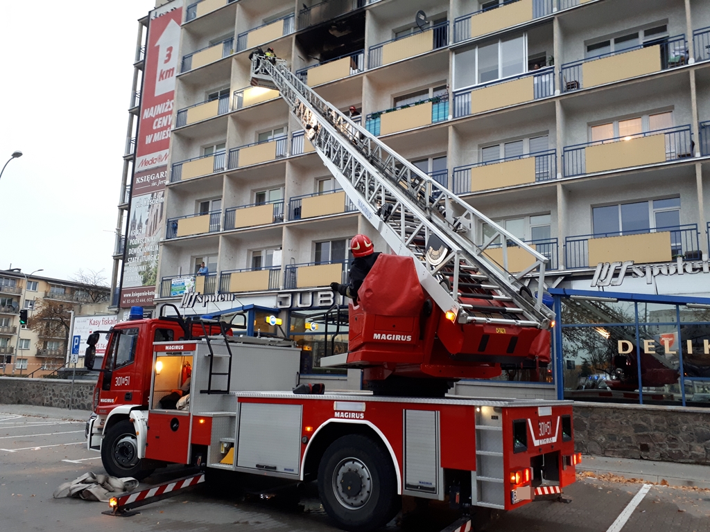 Pożar mieszkania w bloku przy Alei Piłsudskiego w Białymstoku - ewakuowano około 20 osób