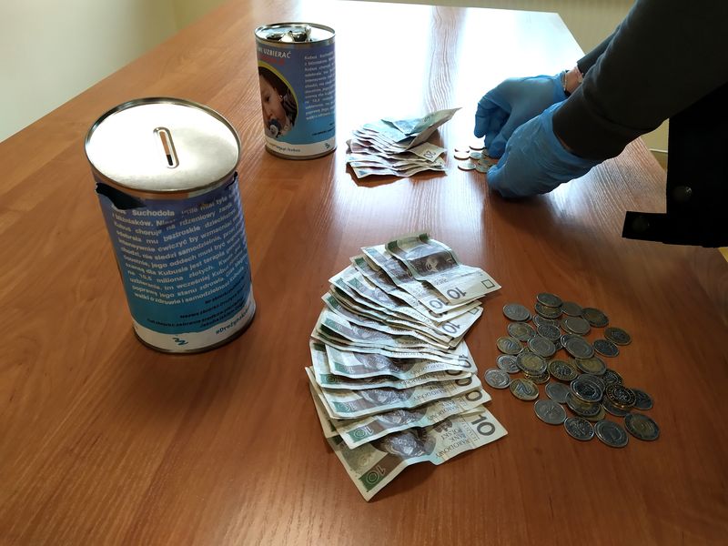 Hajnowscy policjanci zatrzymali 2 mężczyzn podejrzanych o kradzież puszki z pieniędzmi na leczenie chorego dziecka