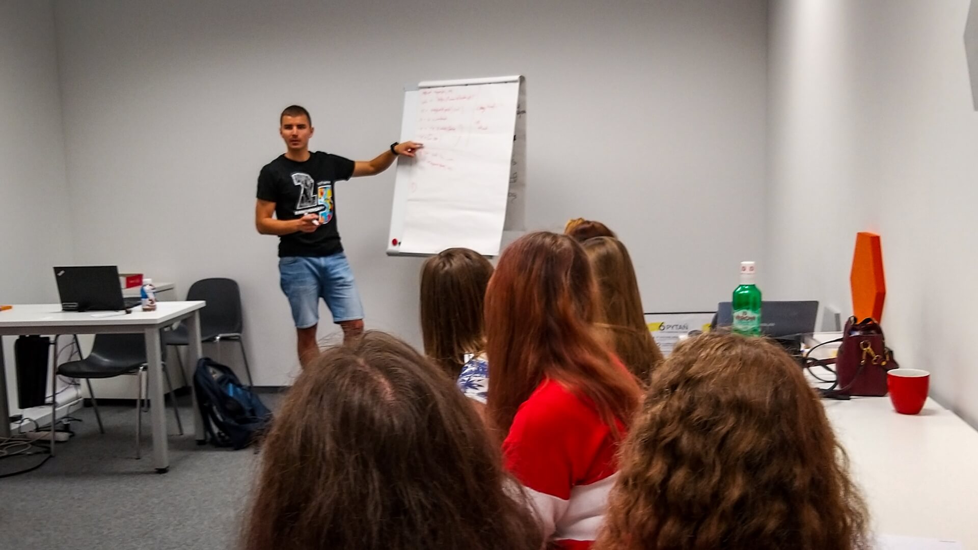 Ponad 20 dziewcząt przystąpiło w Białymstoku do programu "Uniwersytet Sukcesu"