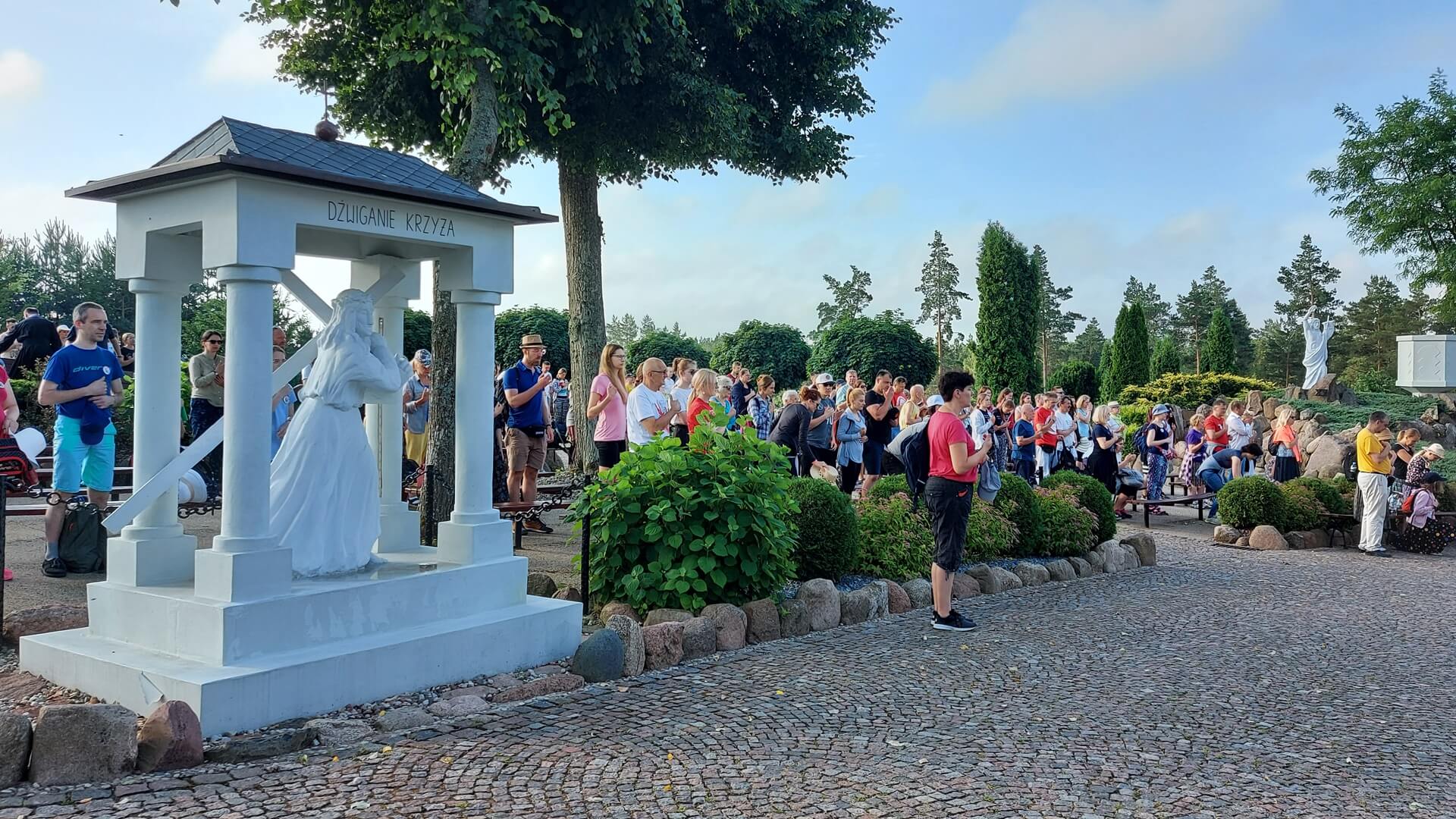 Ponad 200 pątników idzie w pielgrzymce do sanktuarium w Różanymstoku