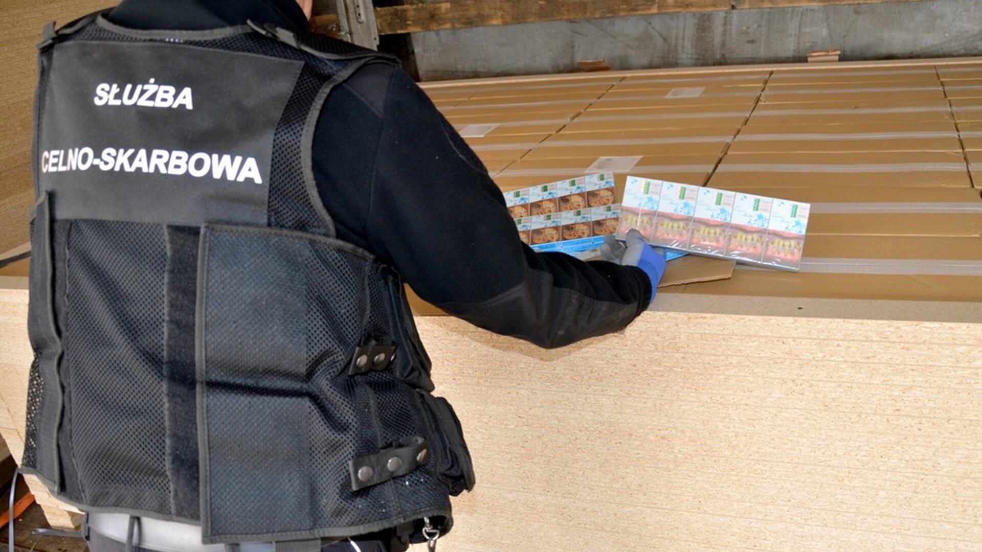 Przemyt prawie 350 tys. paczek papierosów w białoruskiej ciężarówce