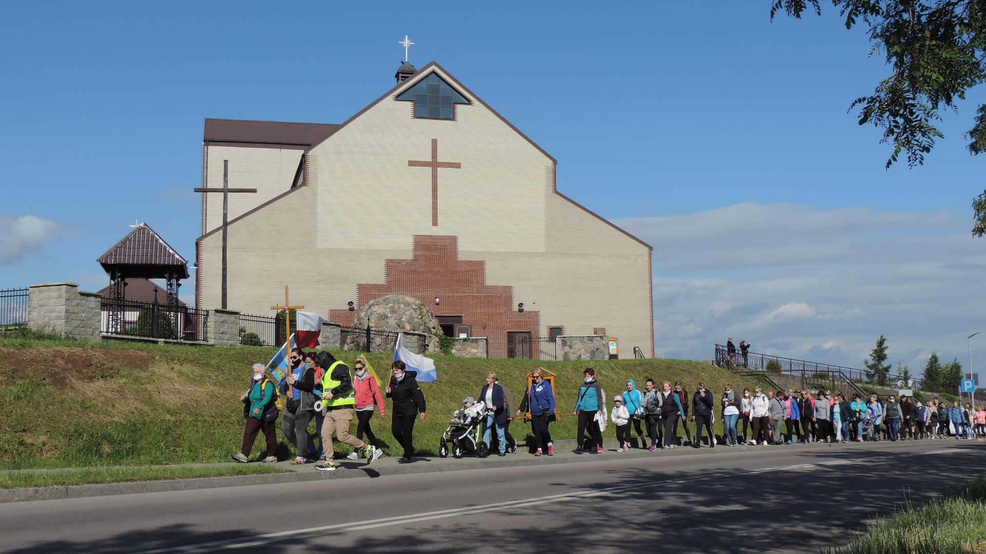 Około 100 osób wyruszyło z łomżyńskiej parafii Bożego Ciała w pieszą pielgrzymkę do Ostrożnego