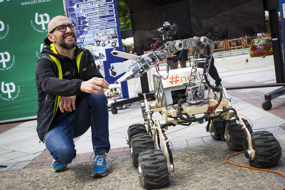 Łaziki marsjańskie Politechniki Białostockiej wystąpią w projekcie artysty Huberta Czerepoka
