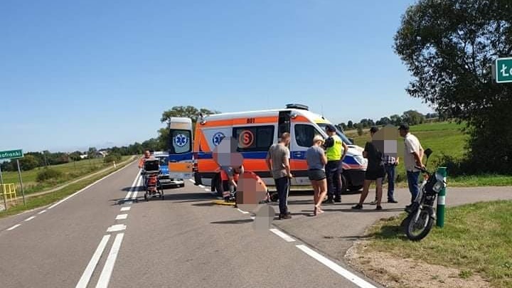 Wypadek niedaleko Goniądza – samochód zderzył się z motorowerzystą
