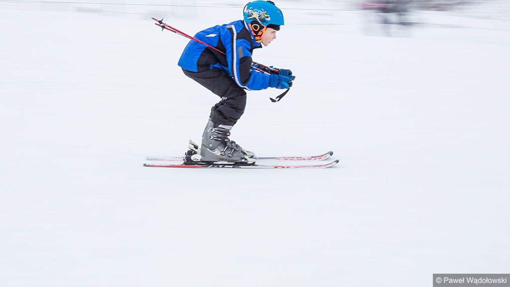 Na stoku w Rybnie koło Łomży policjanci uczą najmłodszych bezpiecznej jazdy na nartach