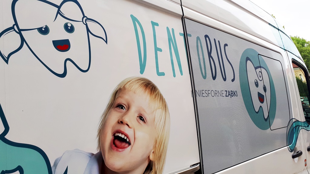 Dentobus wyjeżdża w trasę, żeby leczyć zęby