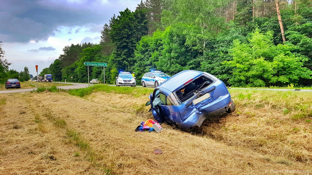 Wypadek na trasie Łomża - Ostrołęka - do szpitala trafiły 3 osoby