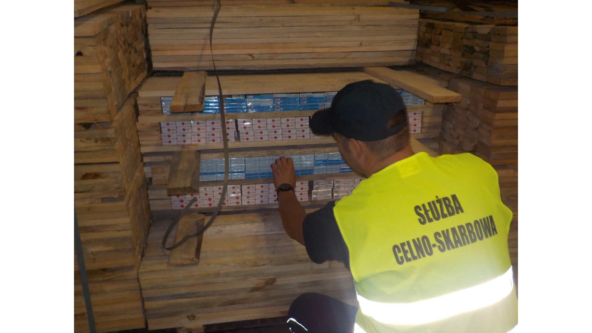 KAS ujawniła próbę przemytu papierosów w transporcie desek