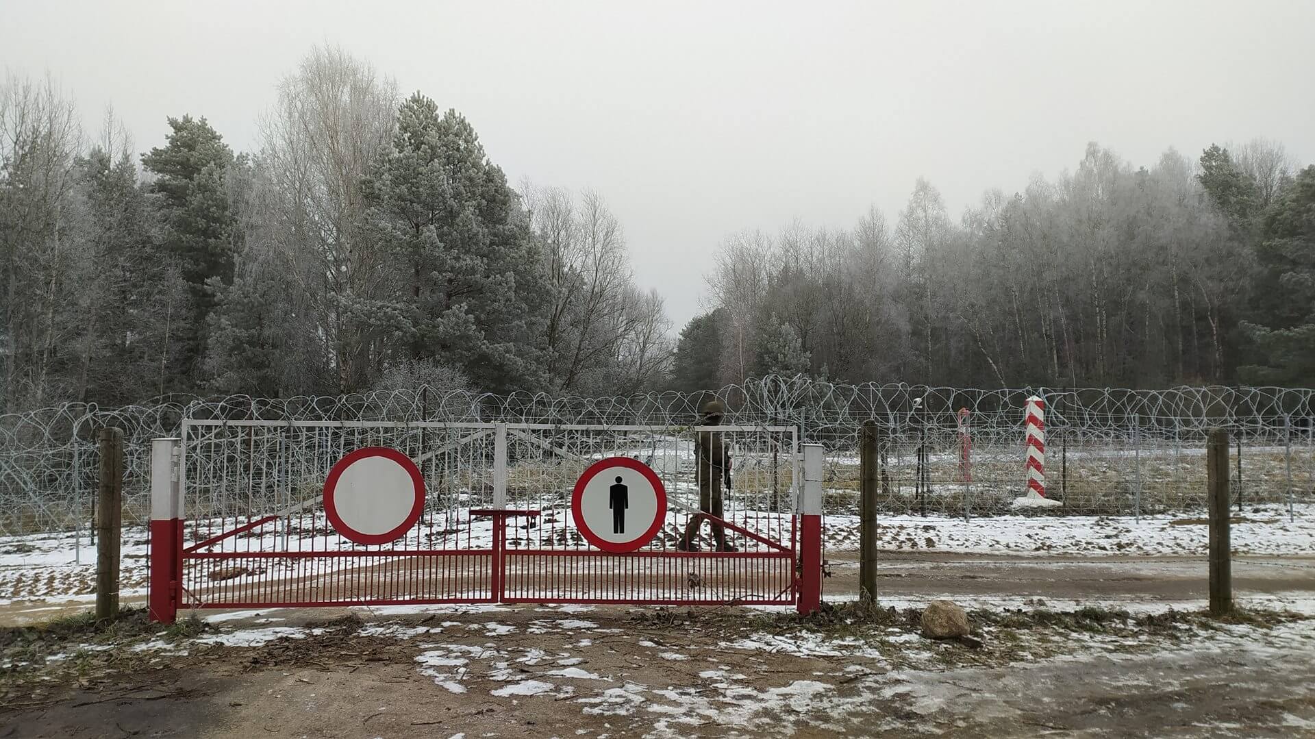 Nielegalni migranci wciąż próbują przekroczyć granicę, policja zatrzymała kuriera