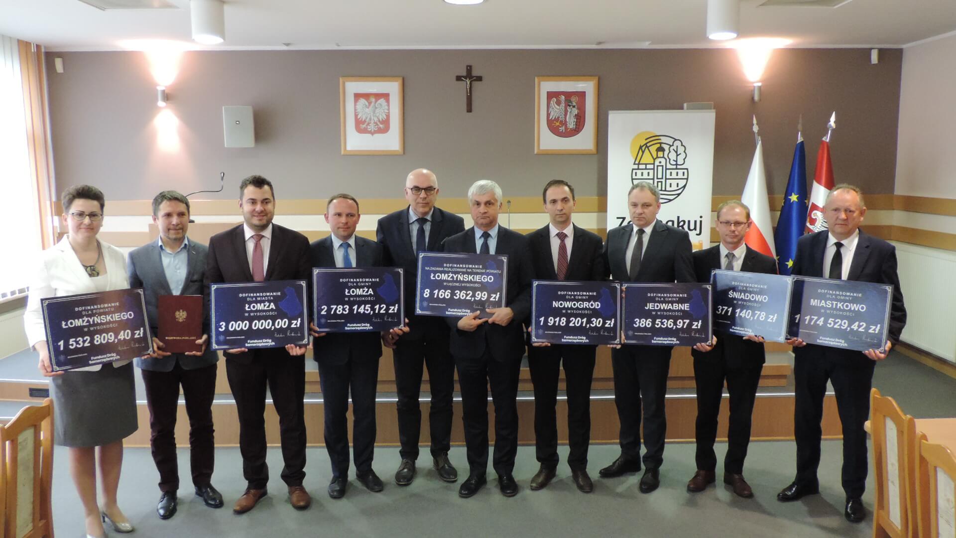 Wojewoda podlaski podpisał umowy na dofinansowanie inwestycji z Funduszu Dróg Samorządowych