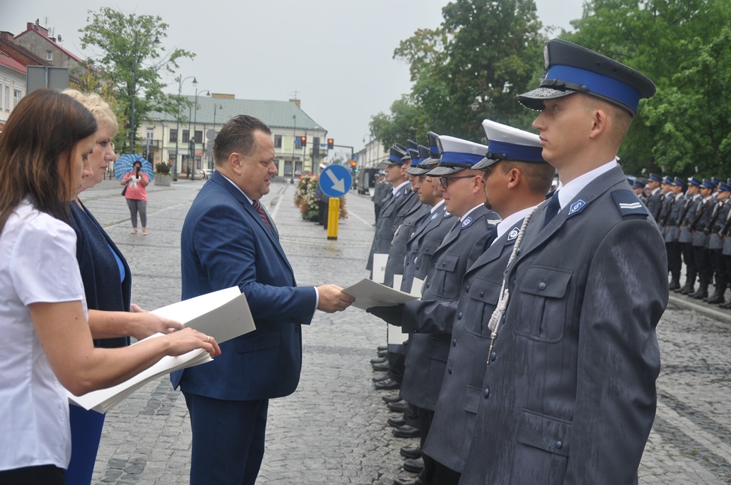 Święto policji w Suwałkach – były awanse i odznaczenia dla najbardziej zasłużonych
