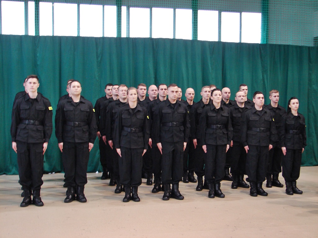 "Służyć wiernie narodowi…" – 28 nowych policjantów złożyło w Zambrowie ślubowanie