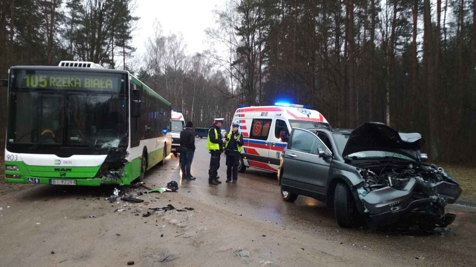 Wypadek na 42. Pułku Piechoty. Są ranni po zderzeniu autobusu i hondy