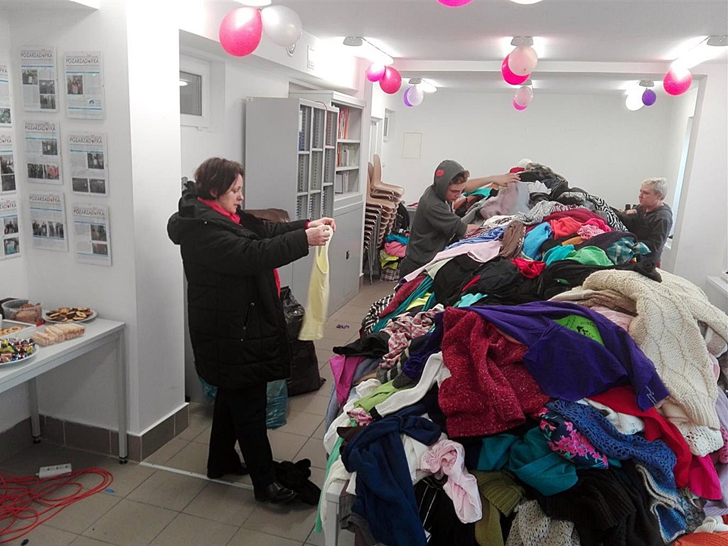 Potrzebujące kobiety odebrały odzież od kibiców Wigier Suwałki