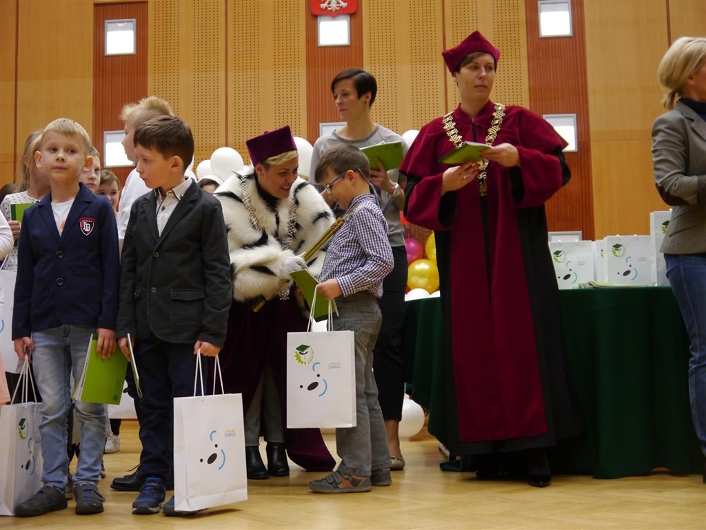 Nauka poprzez zabawę – 80 młodych żaków rozpoczęło rok akademicki w Suwałkach