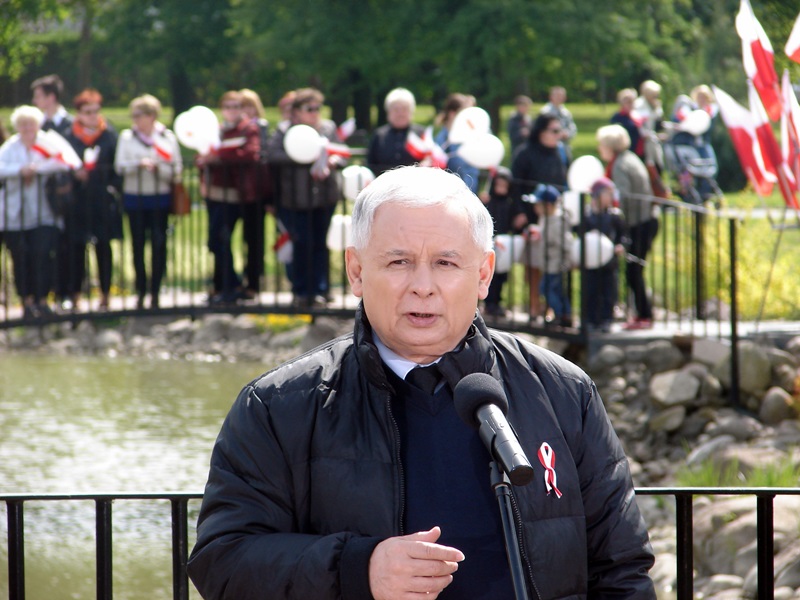 Jarosław Kaczyński: ministrowie oddadzą nagrody, pensje posłów w dół