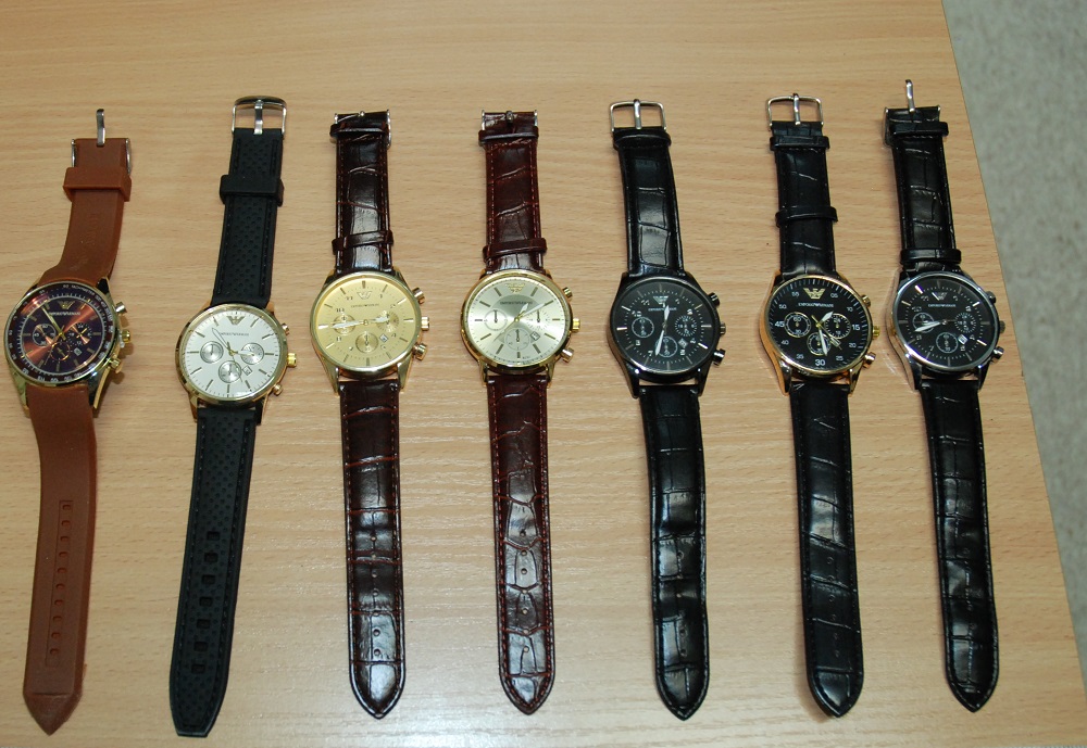 Przemyt ubrań i zegarków z podrobionymi znakami towarowymi