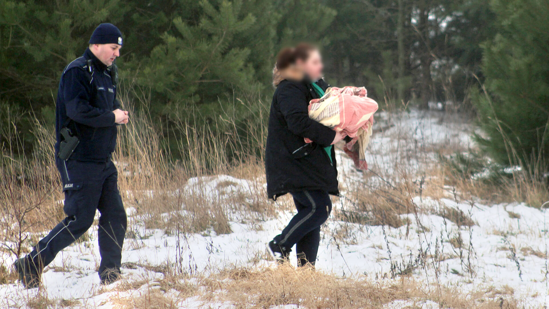 Ktoś przywiązał psa do drzewa w Podgórzu koło Łomży