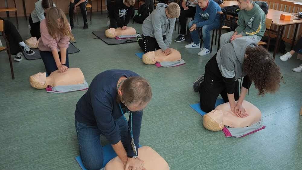 Dzieci w Białymstoku uczą się udzielania pierwszej pomocy
