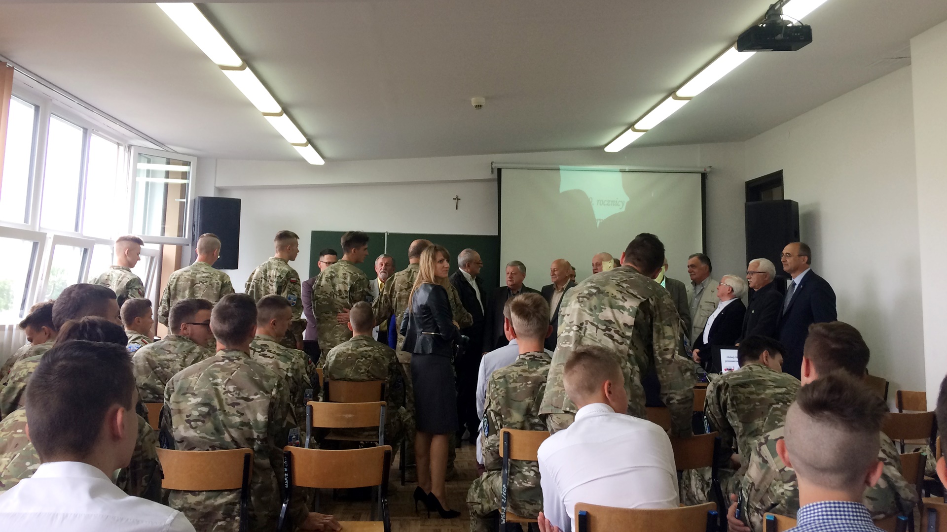 Uczniowie I LO Centrum Naukowo-Biznesowego w Białymstoku upamiętnili 39. rocznicę porozumień sierpniowych