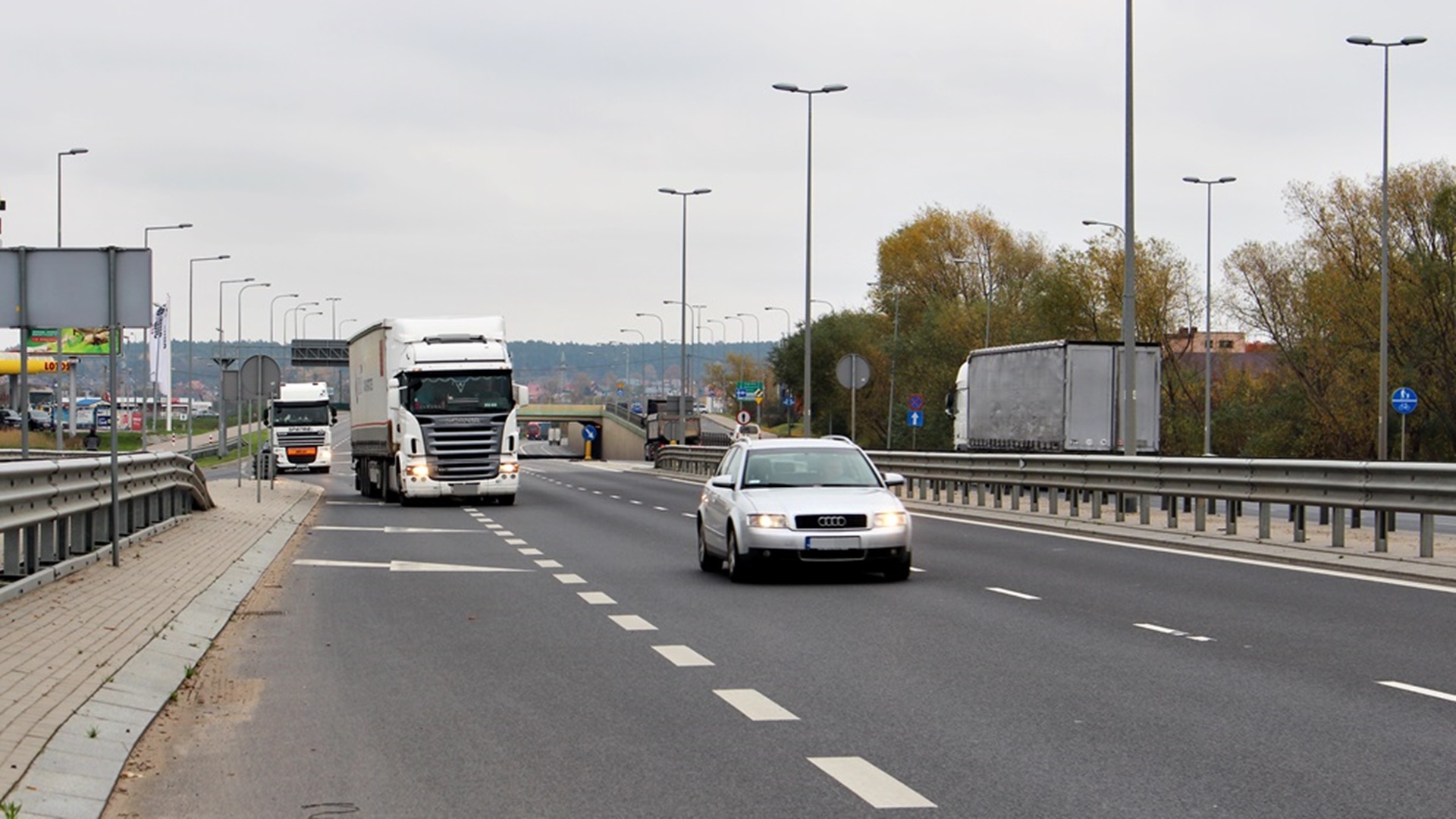 Jazda na suwak i korytarz życia - obowiązują nowe przepisy ruchu drogowego