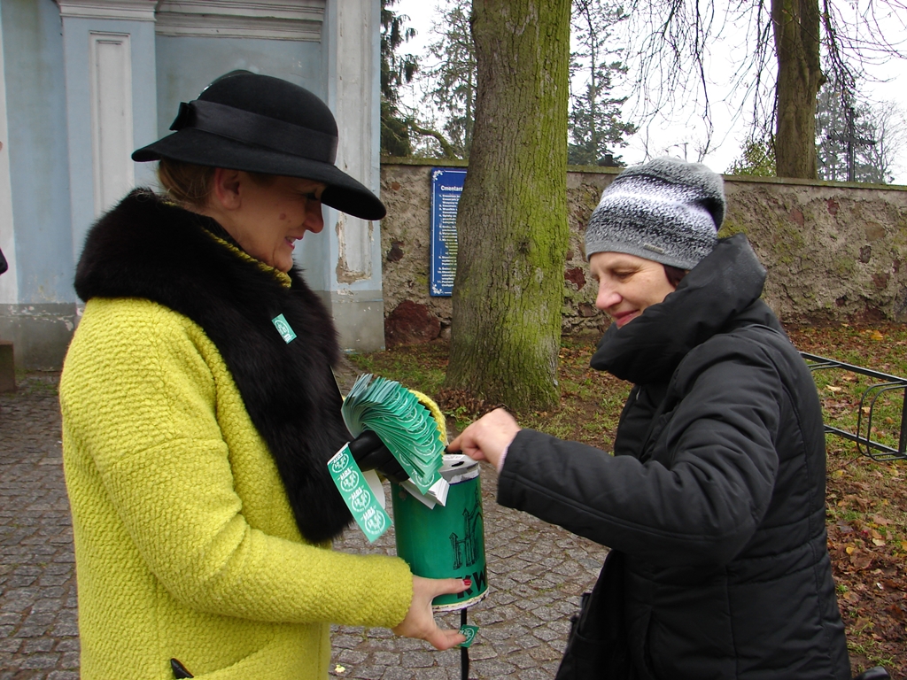 Wolontariusze zbierają pieniądze na renowację nagrobków w Podlaskiem