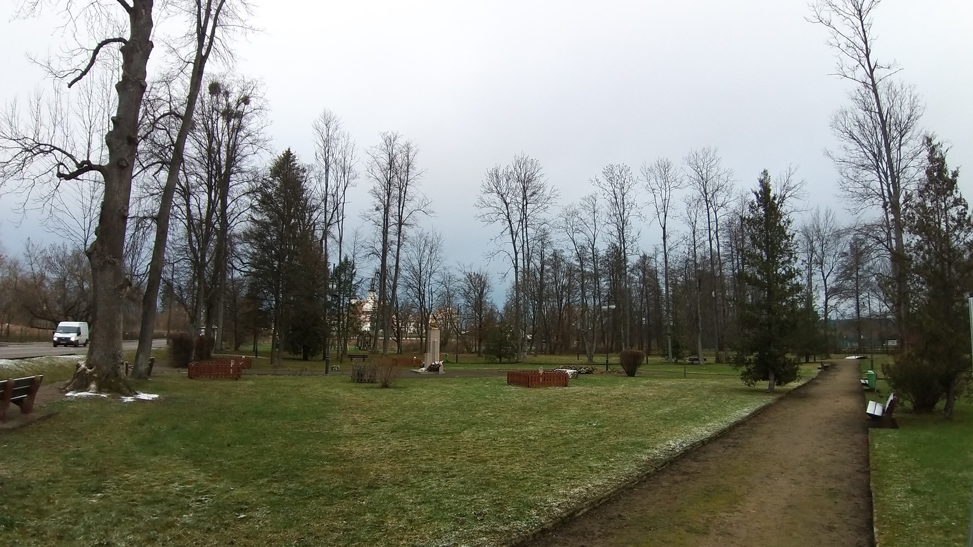 Z Parku Saskiego w Supraślu ma zniknąć 40 drzew - jest zgoda na wycinkę