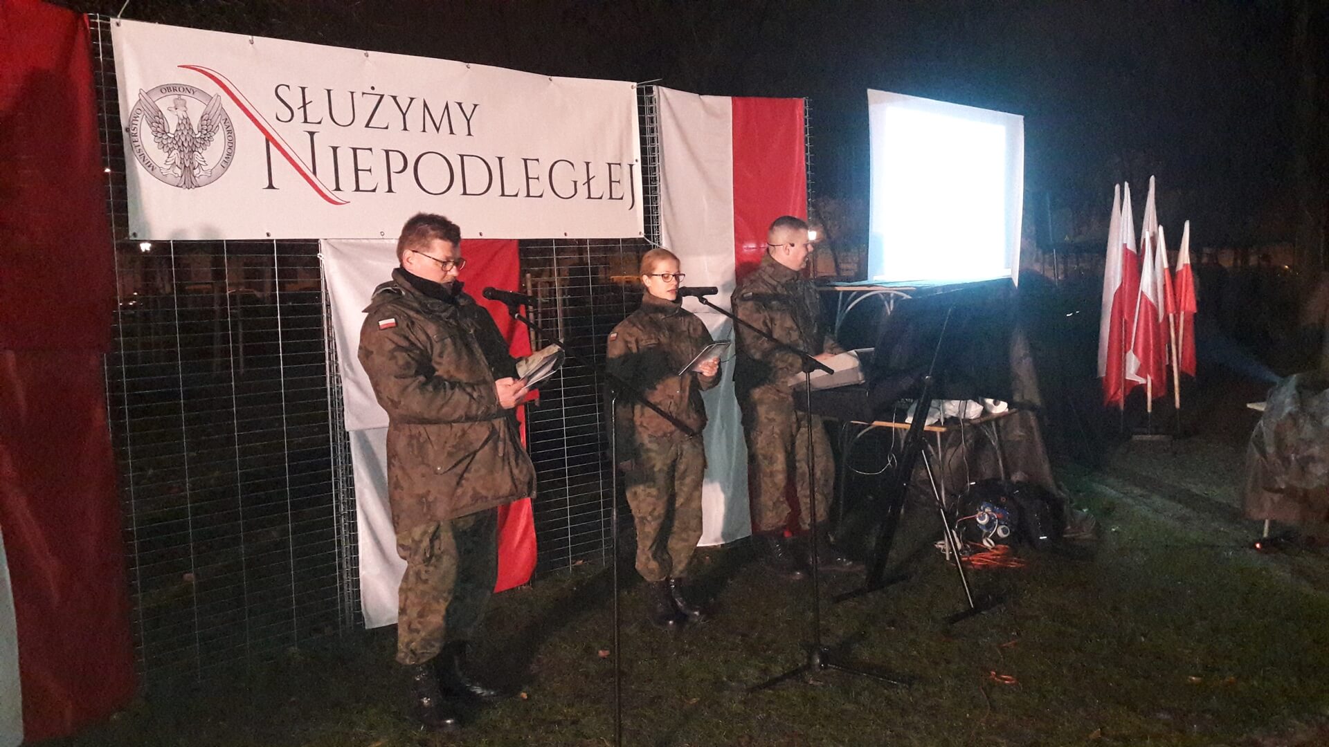 Żołnierze odśpiewali hymn i złożyli kwiaty pod Dębem Wolności w Suwałkach