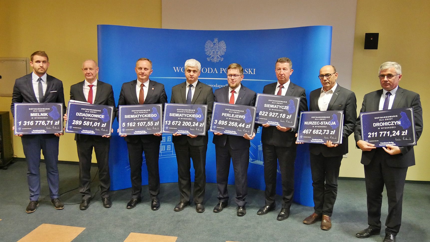 Kolejne samorządy dostały symboliczne czeki na przebudowę dróg