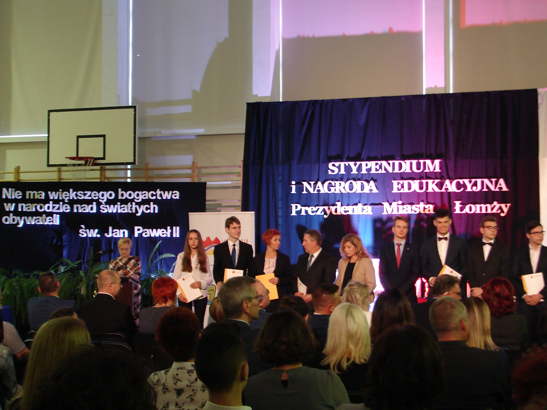 Prezydent przyznał stypendia najlepszym uczniom i sportowcom