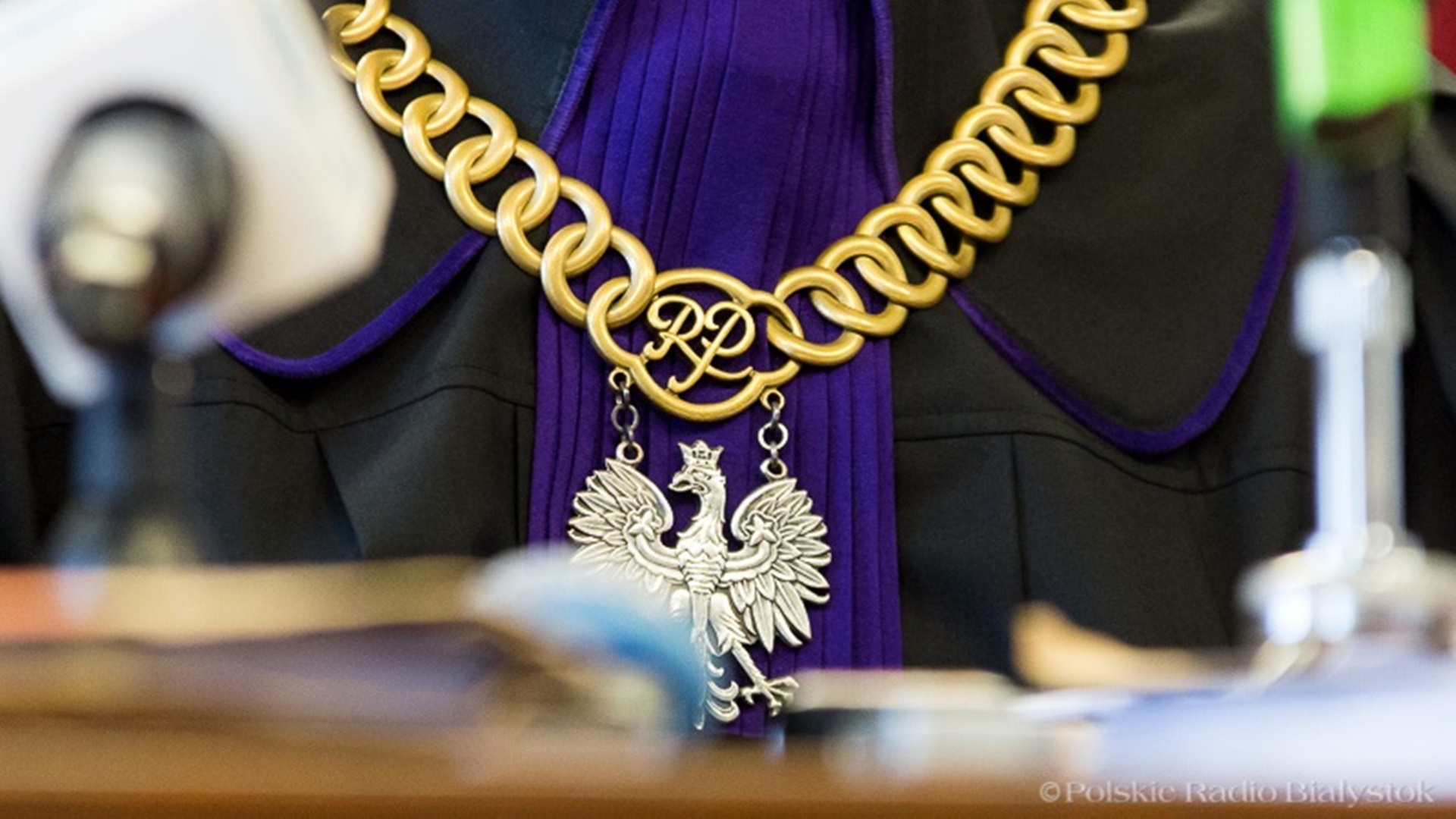 Były policjant oskarżony - miał naruszyć nietykalność cielesną pracowniczki komendy