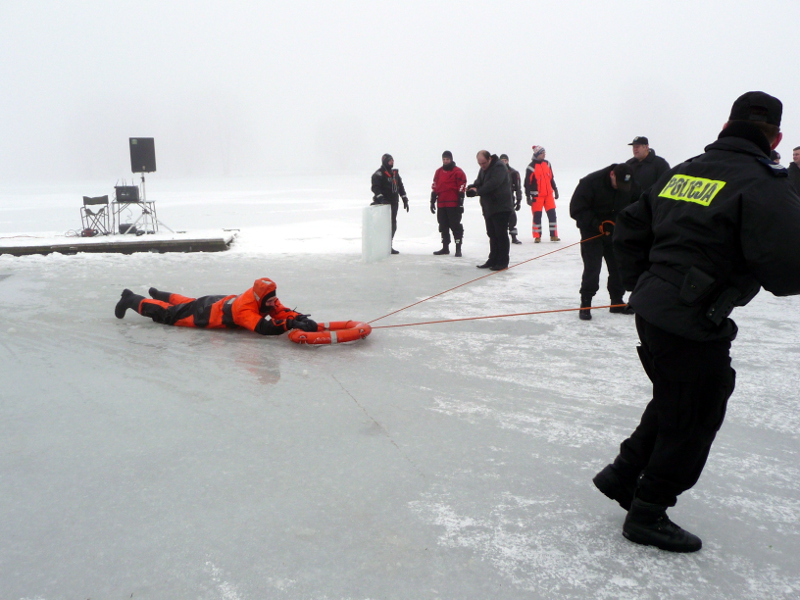 Suwałki:  Szkolenia służb mundurowych na zamarzniętym zalewie