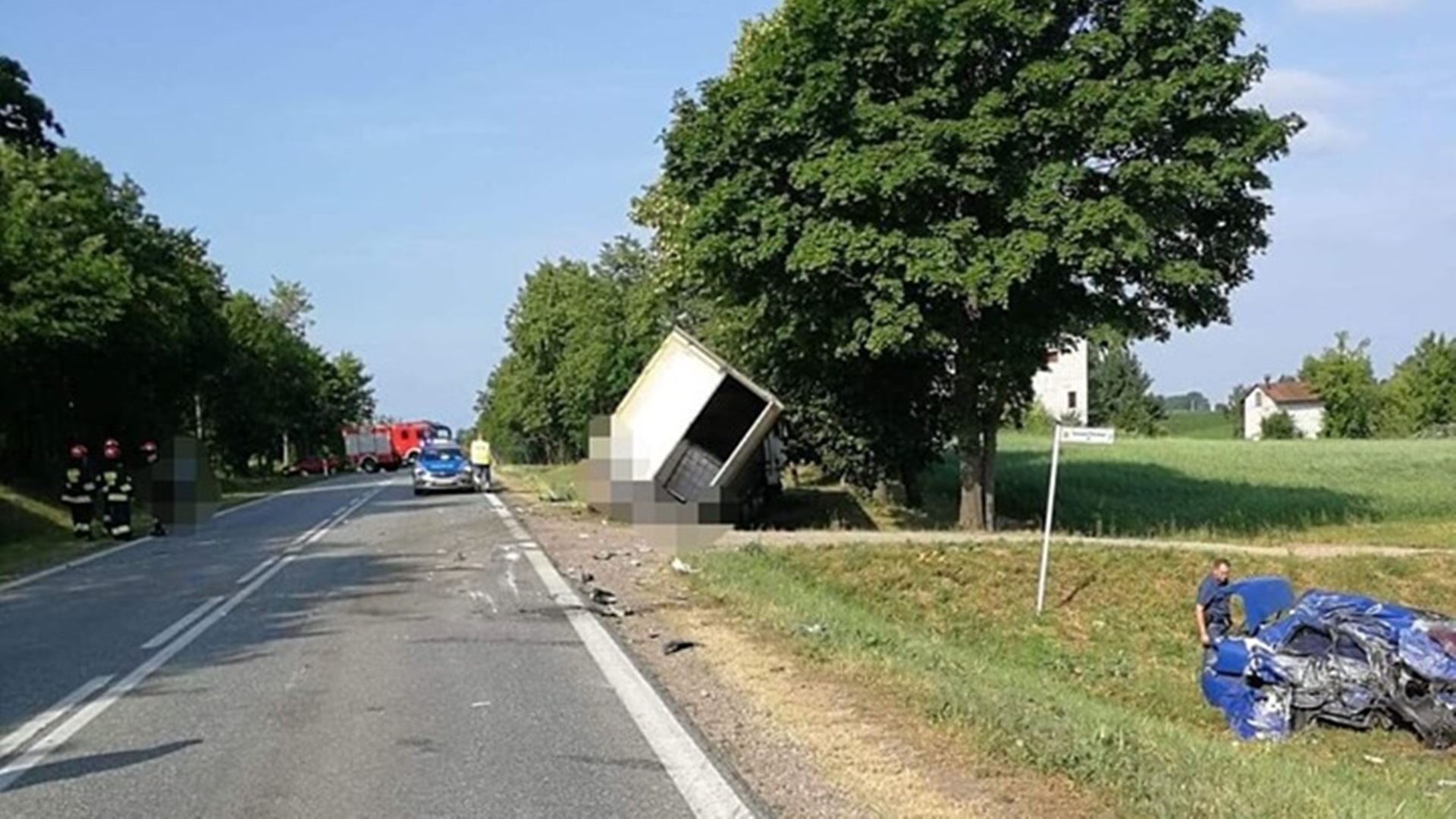 Wypadek w Żarnowie Pierwszym - samochód osobowy zderzył się z ciężarówką
