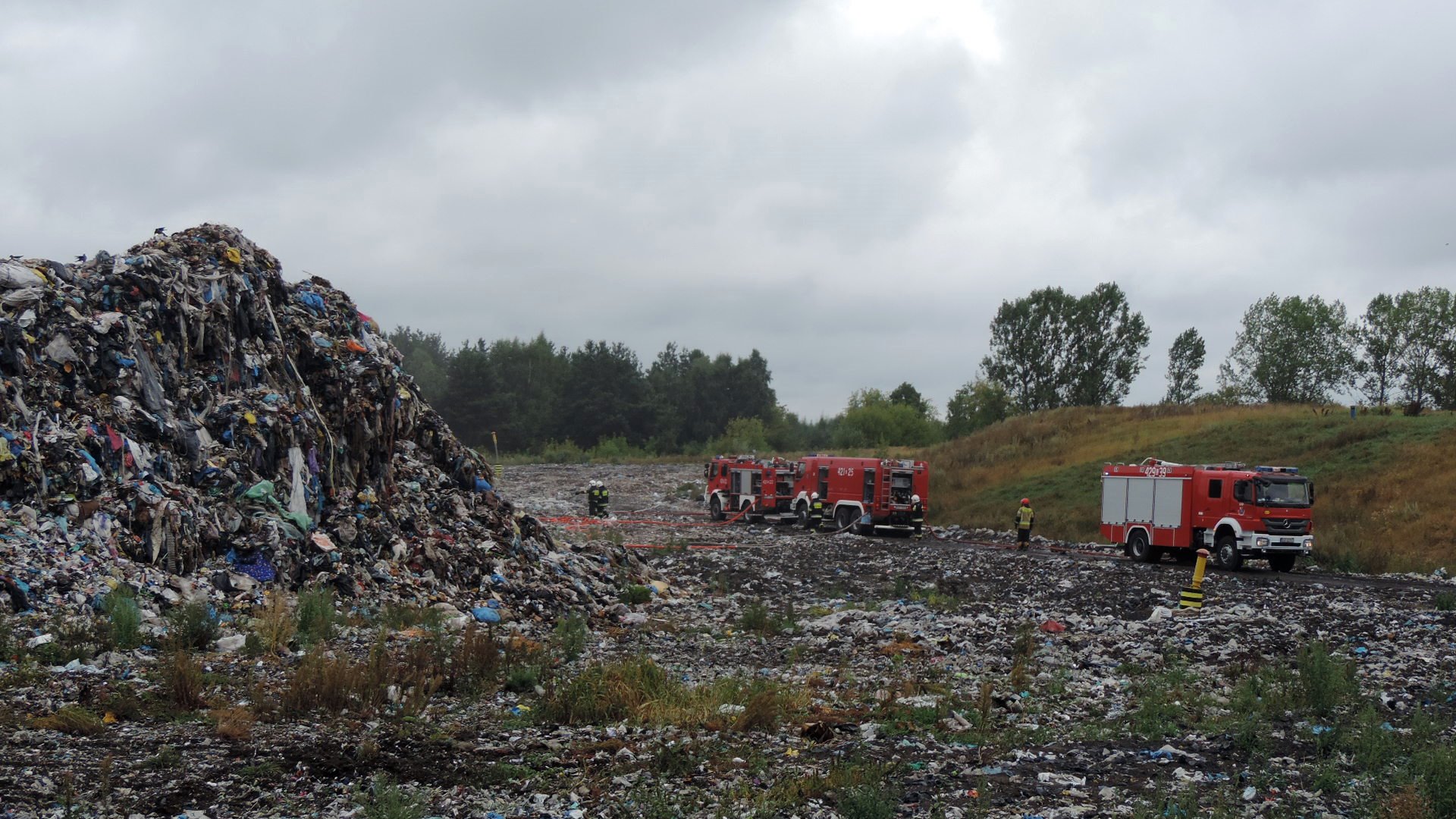 Około 60 strażaków przez kilkanaście godzin gasiło pożar wysypiska w Koszarówce koło Grajewa