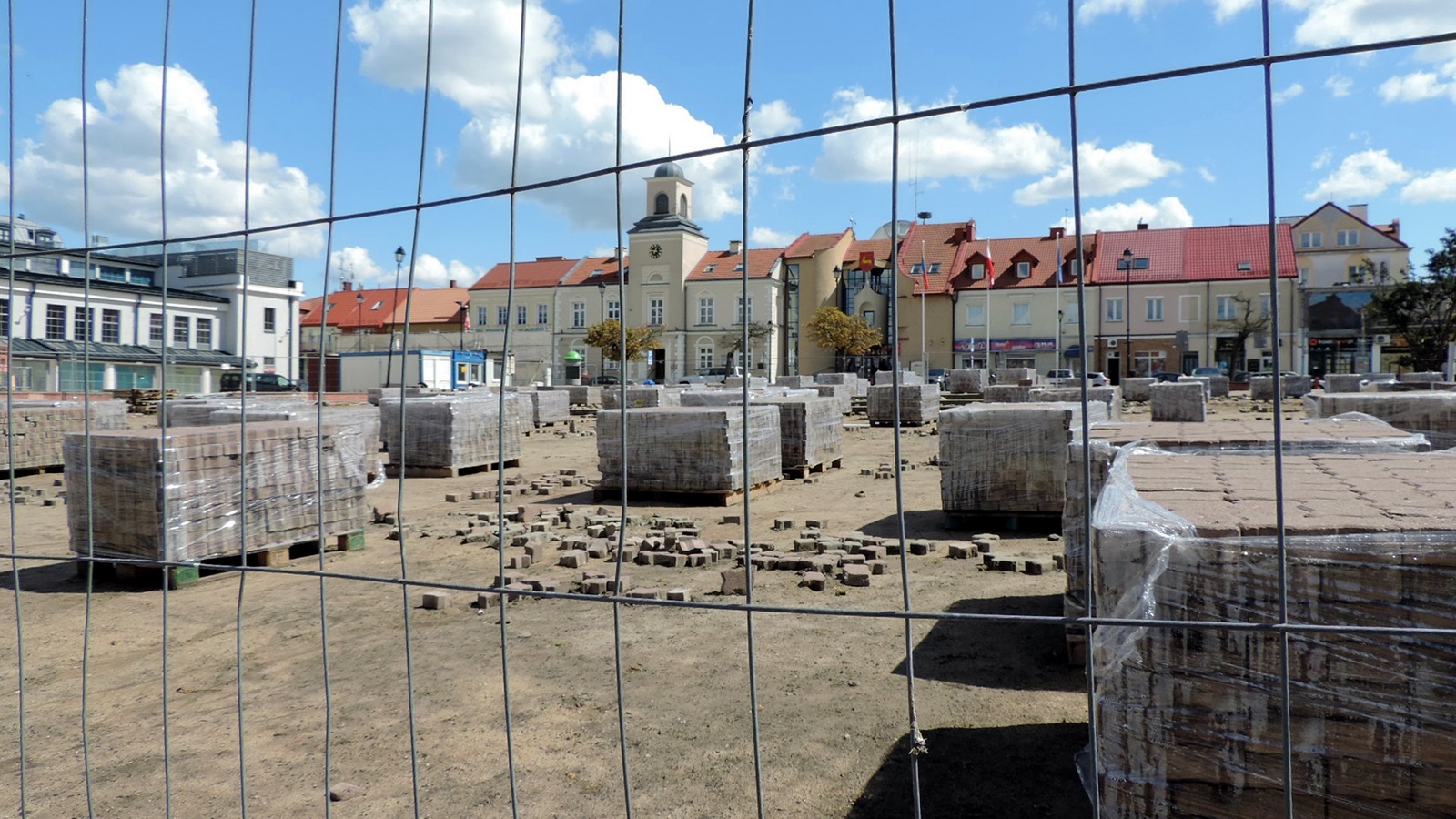 Z placu przed łomżyńskim ratuszem znika czerwona kostka