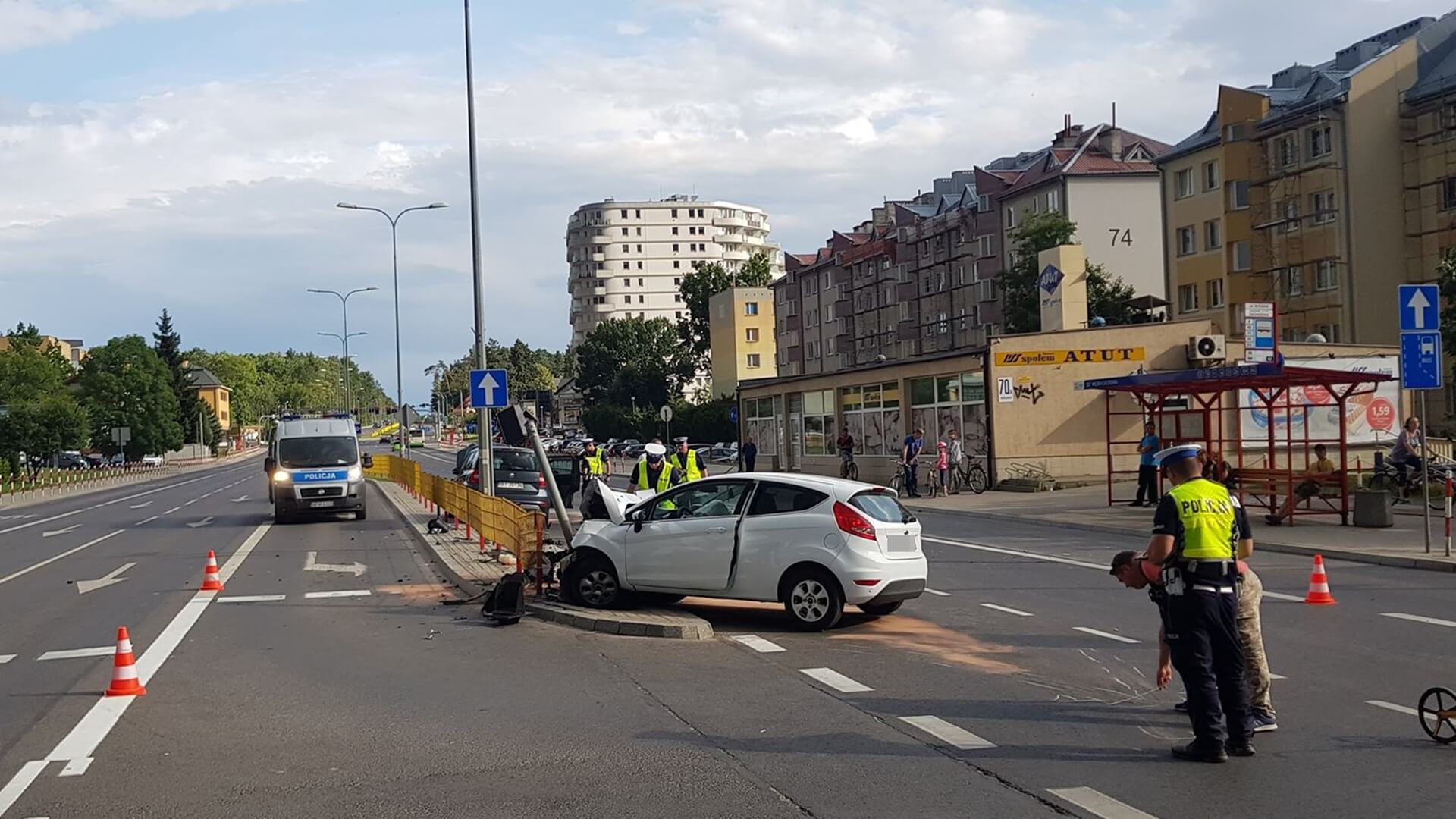 Wypadek na skrzyżowaniu w Białymstoku - 3 osoby trafiły do szpitala