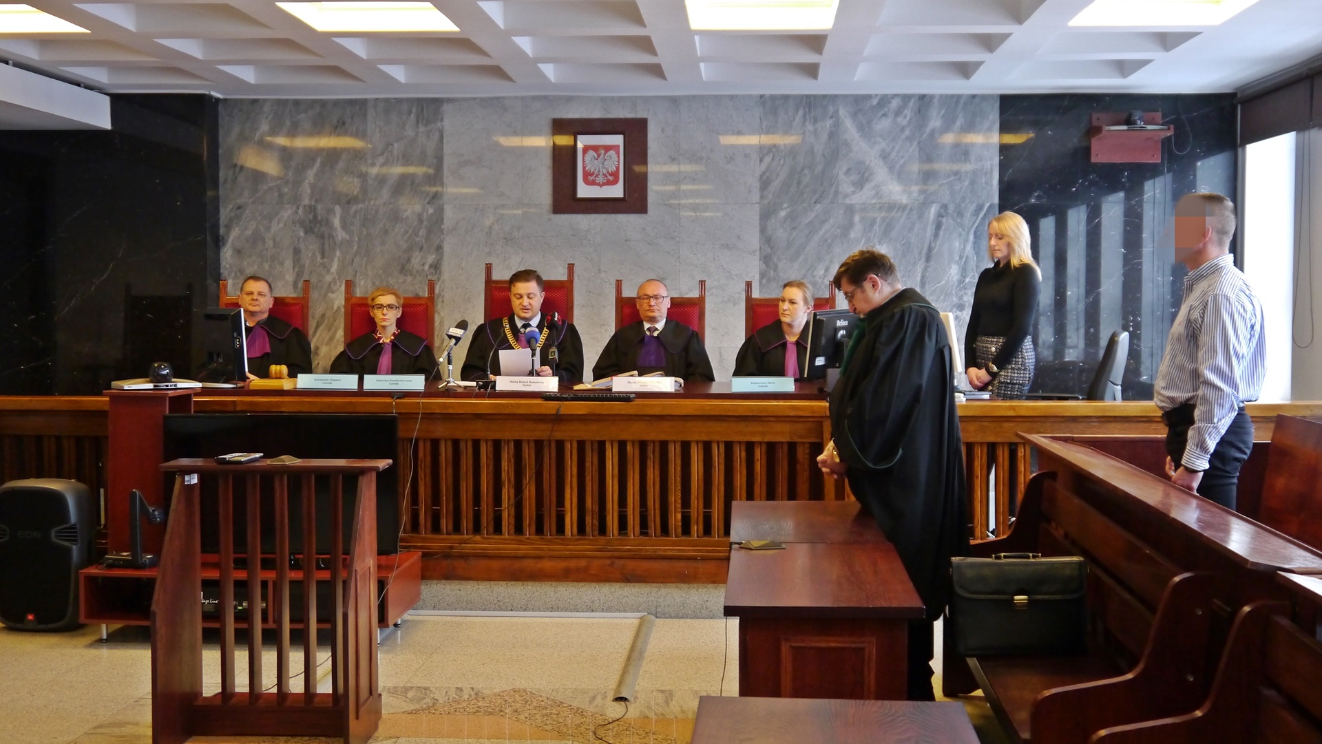 Pijany funkcjonariusz SG próbował zabić 14-letnią córkę – sąd skazał go na rok więzienia