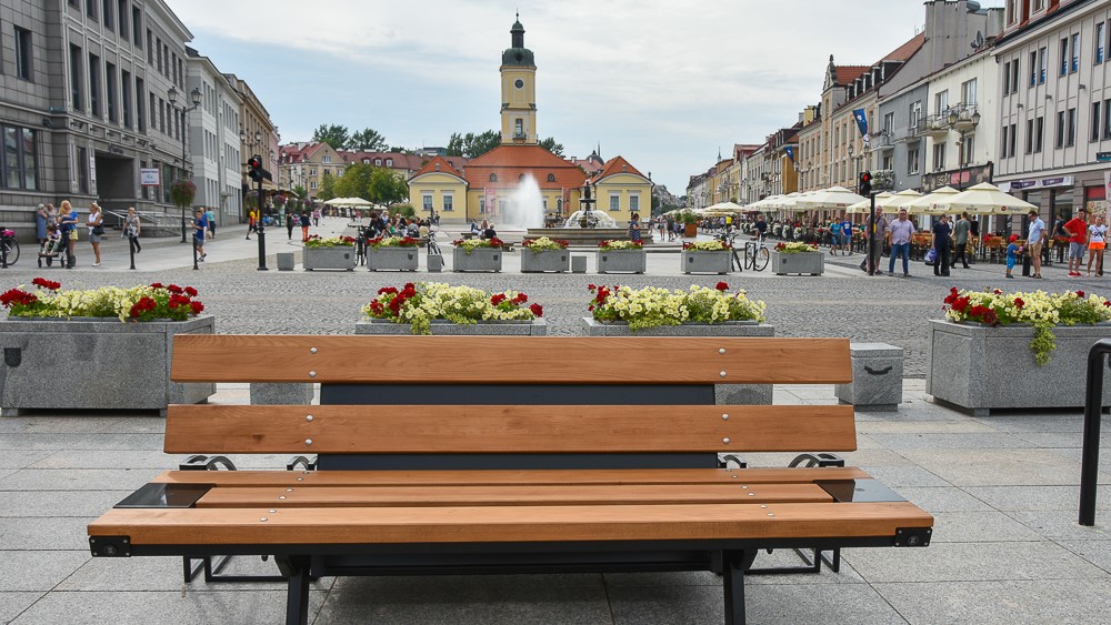 Jak solarne ławki sprawdzają się późną jesienią? - eksperyment dziennikarza Radia Białystok