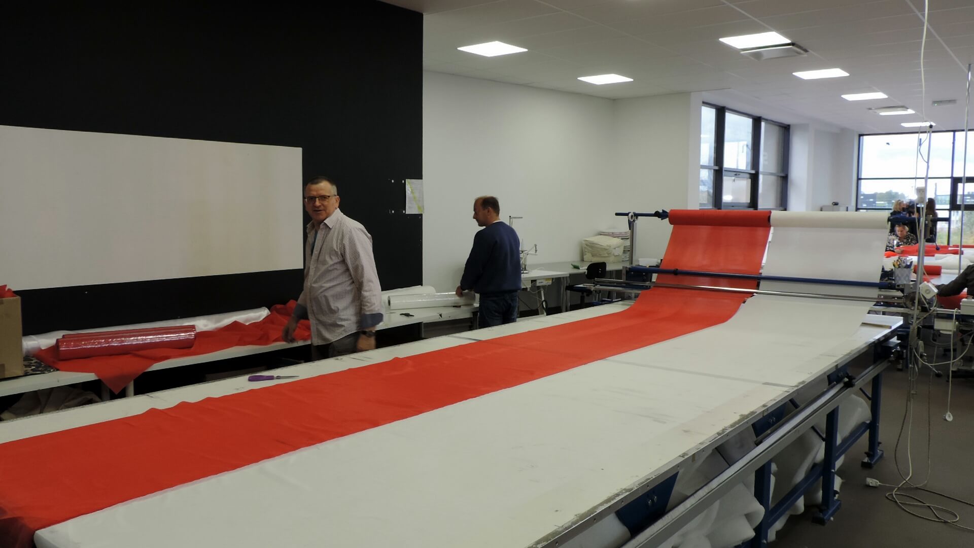 W Łomży szyją rekordowo długą flagę Polski